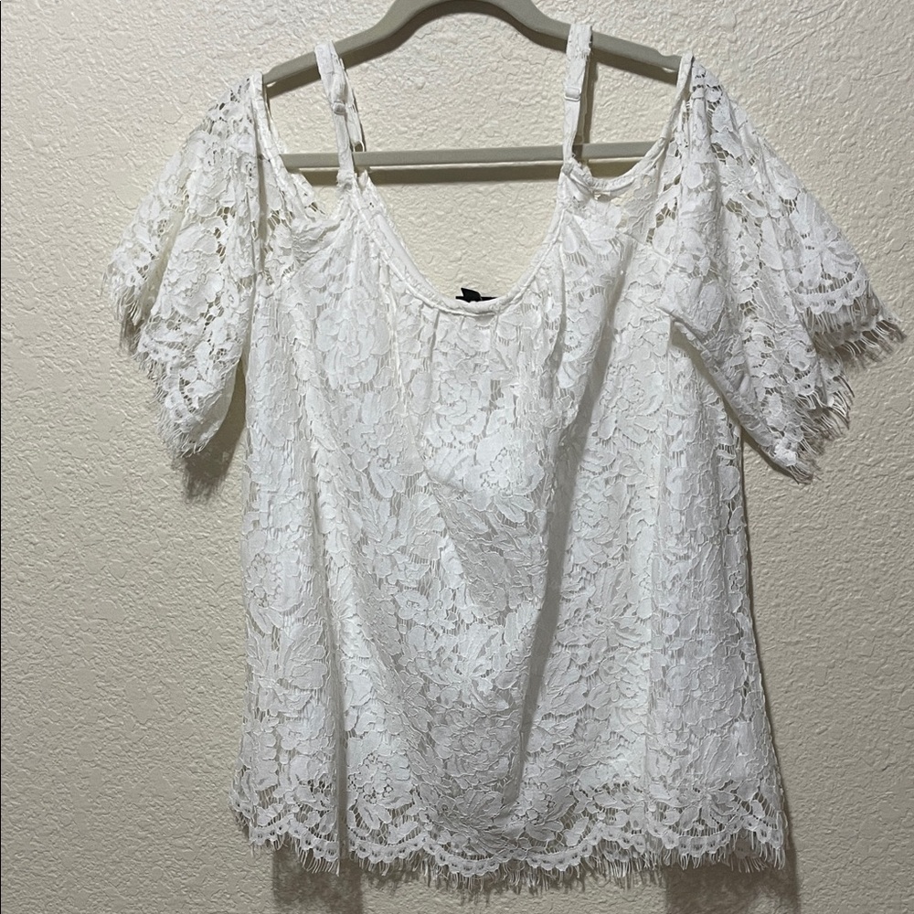 Torrid Women's White Lace Bare Shoulder Blouse.   Very Good Condition. Size 0.